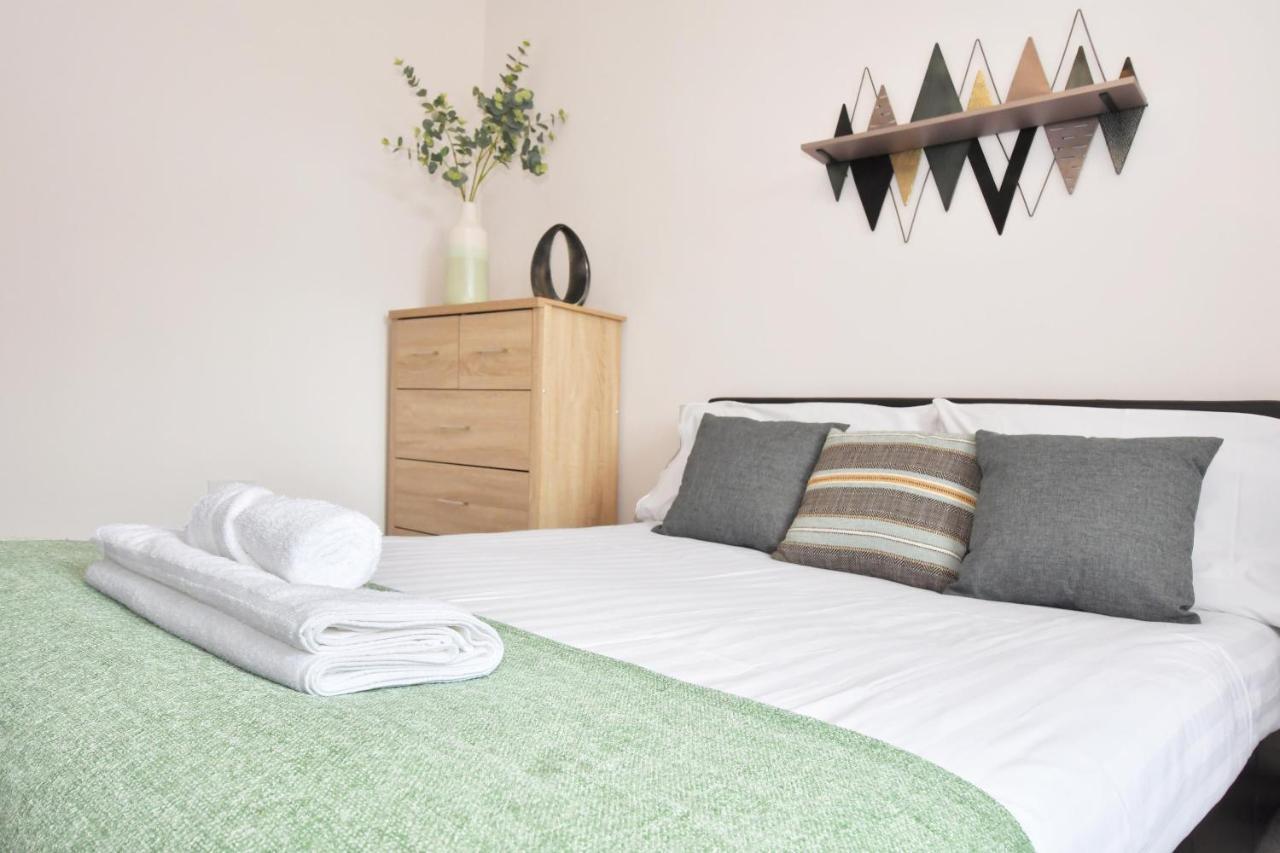 كرو Wistaston House By Yourstays 5 Double Bedrooms And 2 Bathrooms, Great For Groups! Book Now! المظهر الخارجي الصورة