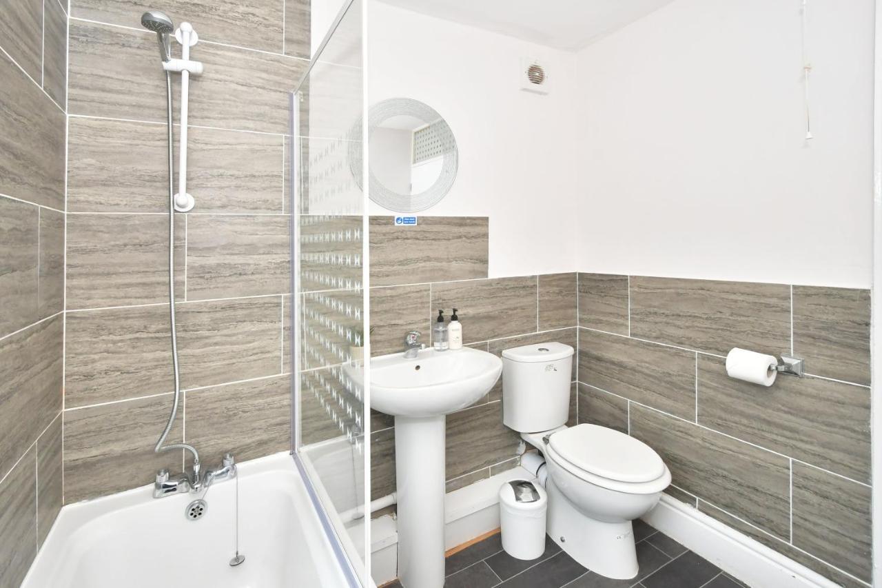 كرو Wistaston House By Yourstays 5 Double Bedrooms And 2 Bathrooms, Great For Groups! Book Now! المظهر الخارجي الصورة