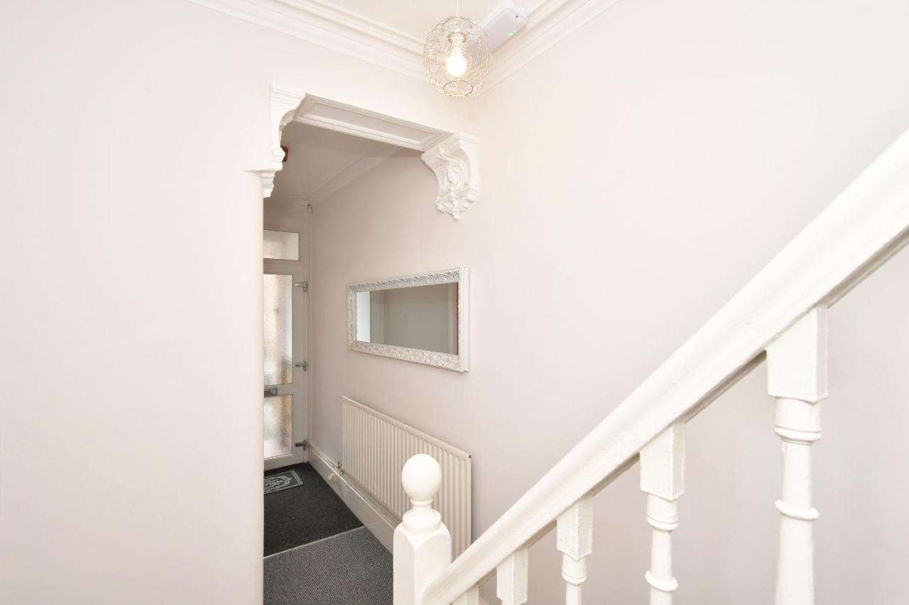 كرو Wistaston House By Yourstays 5 Double Bedrooms And 2 Bathrooms, Great For Groups! Book Now! المظهر الخارجي الصورة